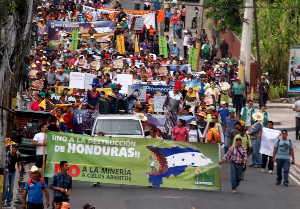 The anti-mining march flows from the hunger strikers protesting the corruption in Honduras, towards the site of the “First International Mining Congress”