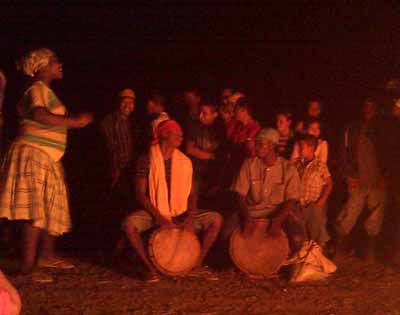 At the road block the same night, the Garifuna delegation entertained with drumming, singing and dancing